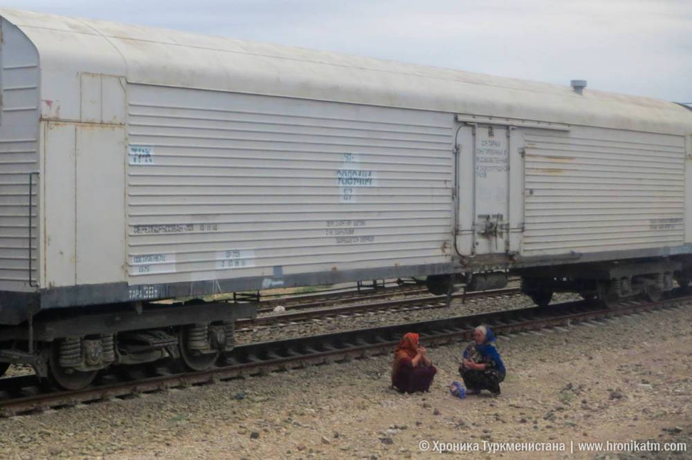 В Туркменистане из вагонов поезда, следовавшего из Ирана в Узбекистан, похитили промтовары