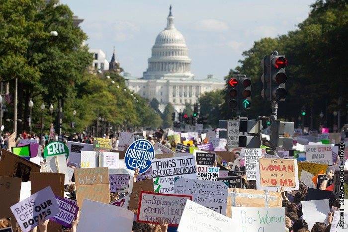 Десятки тысяч человек вышли на улицы США на акции против ограничения абортов