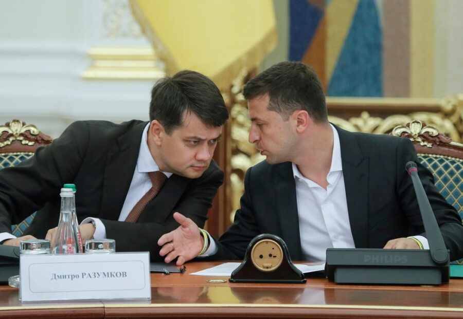 Зеленский обвинил Разумкова в работе против линии «Слуги народа»