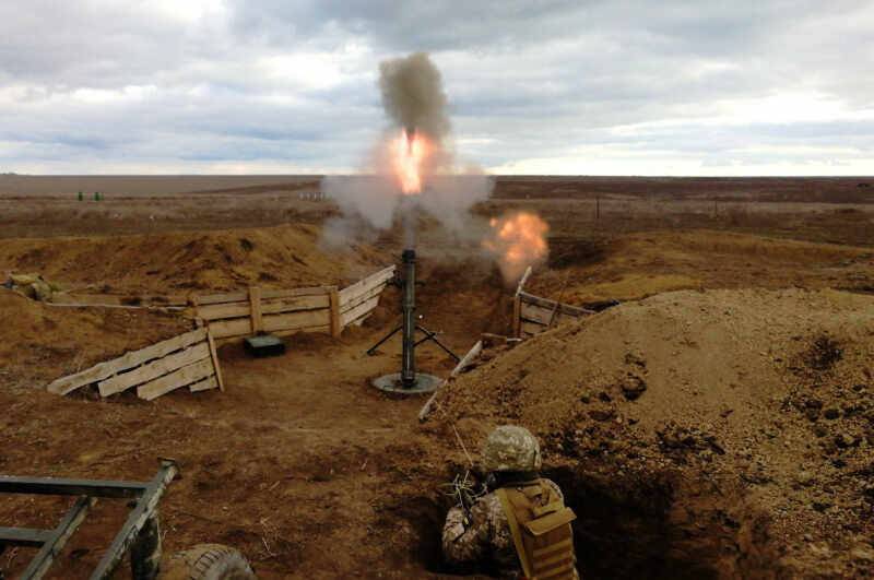 Украинская армия открыла огонь по поселку в ЛНР