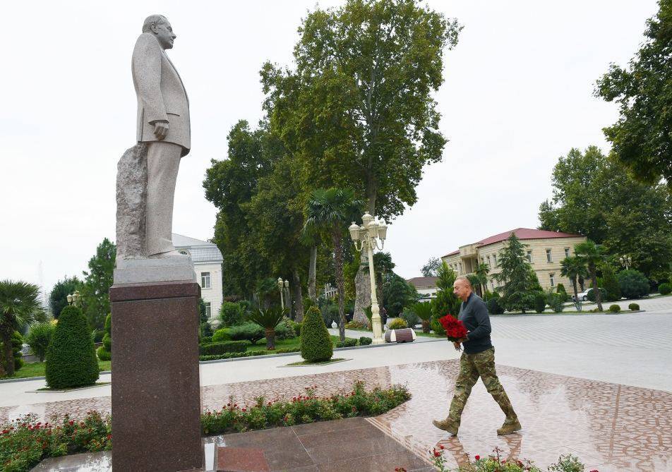 Президент Ильхам Алиев посетил памятник великому лидеру Гейдару Алиеву в центре города Тертер и возложил к нему цветы