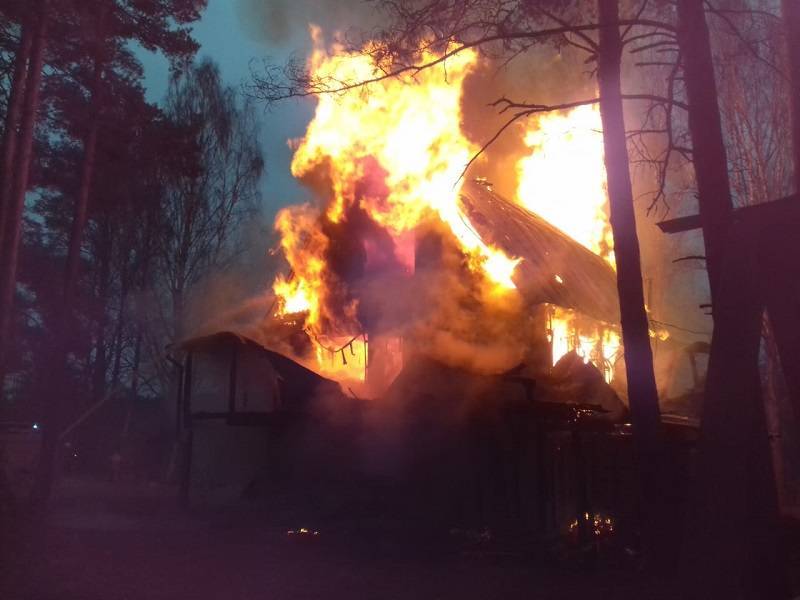 В Смоленской области полностью сгорел двухэтажный жилой дом
