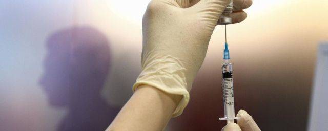 Иммунолог Крючков сообщил о необходимости детской вакцинации от ковида в России