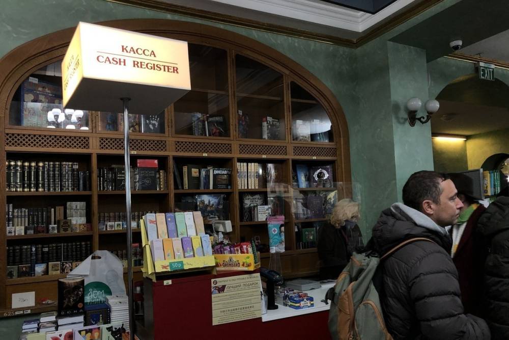 Культурную столицу оставили без книг: Смольный все-таки закрыл книжные в локдаун до 7 ноября