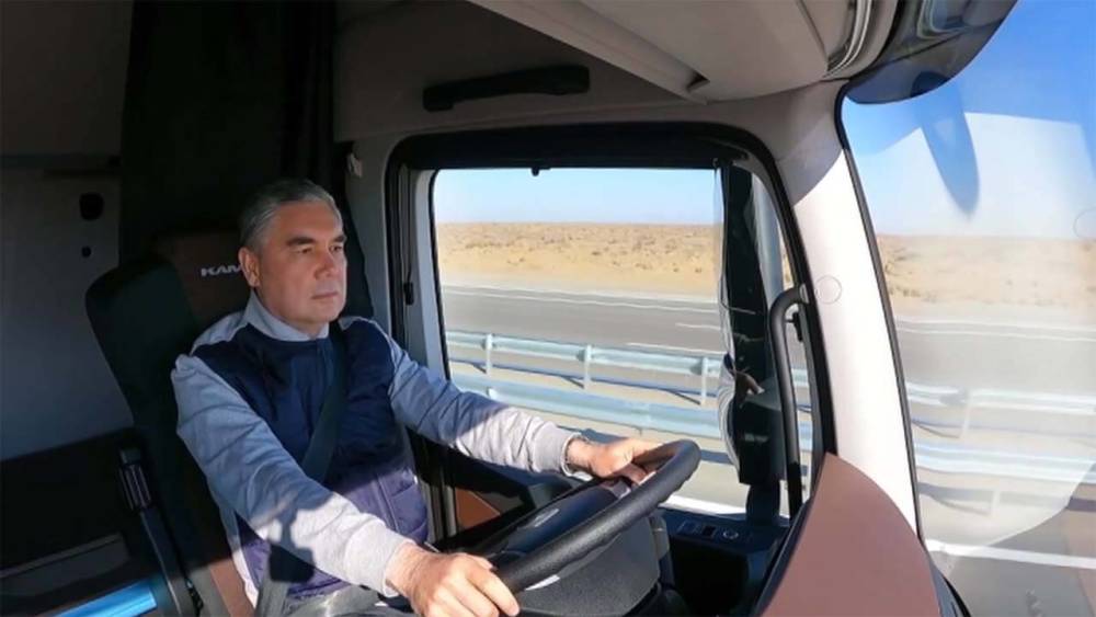 Бердымухамедов открыл дорогу Ашхабад–Теджен, по которой проехал на Toyota и подаренном «КАМАЗе»