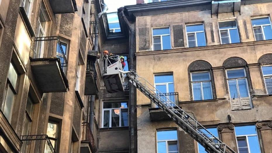 До конца ноября в центре Петербурга демонтируют 26 аварийных балконов