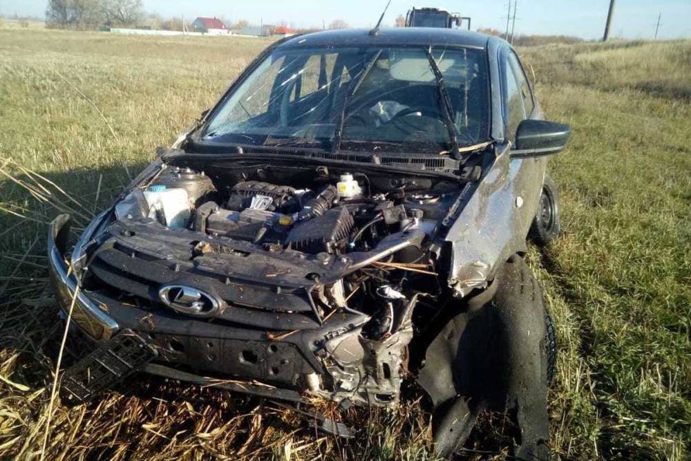 19-летний воронежец без прав разбил машину с двумя подростками