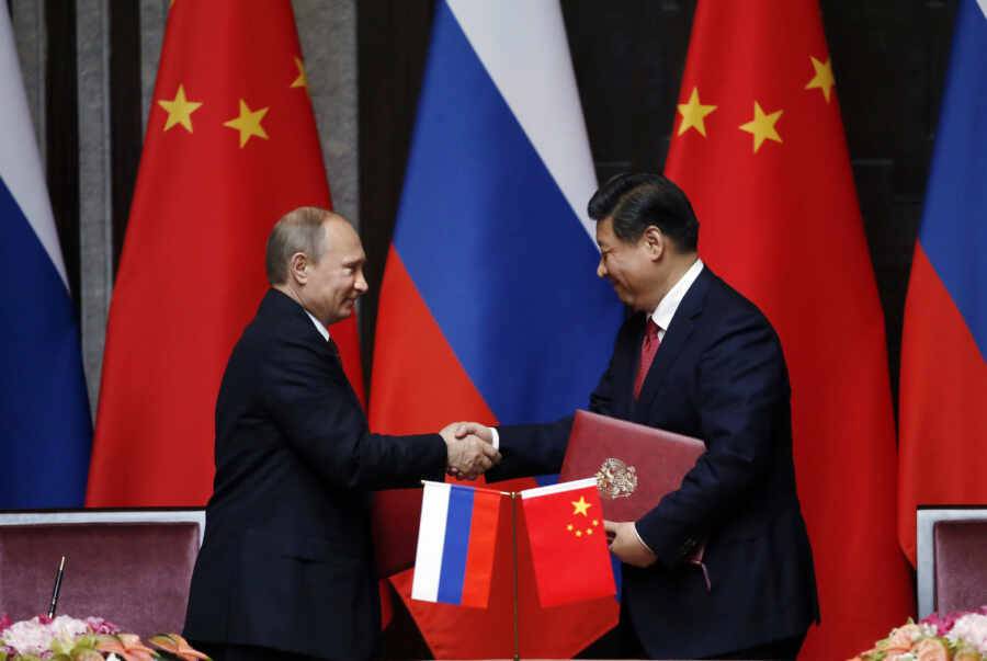Болтон призвал Россию не сближаться с Китаем