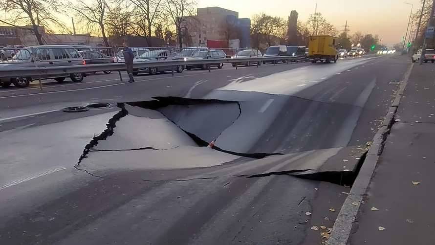 В Киеве на улице Алишера Навои на дороге образовалась 10-метровая воронка (ФОТО)