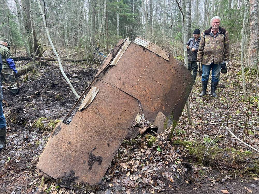 Фрагменты найденного в Кировском районе штурмовика Ил-2 передали в музей Гатчины