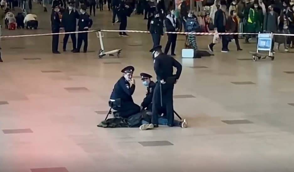 Пассажира в аэропорту Домодедово задержали за шутку о бомбе