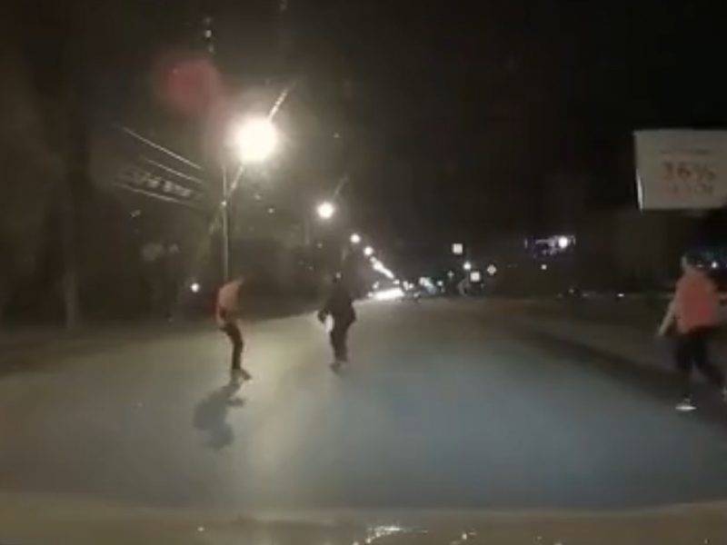 Видео: убегающий от продавцов грабитель попал под машину в Омске