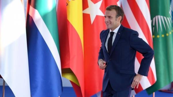 “Слабак”: поведение Макрона на саммите G20 обсуждают в Сети