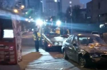В Киеве легковое авто влетело в ларек: один человек пострадал. ФОТО