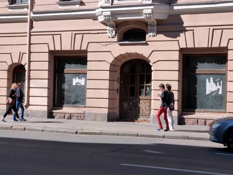 В центре Петербурга кирпичи падают с крыш на автомобили