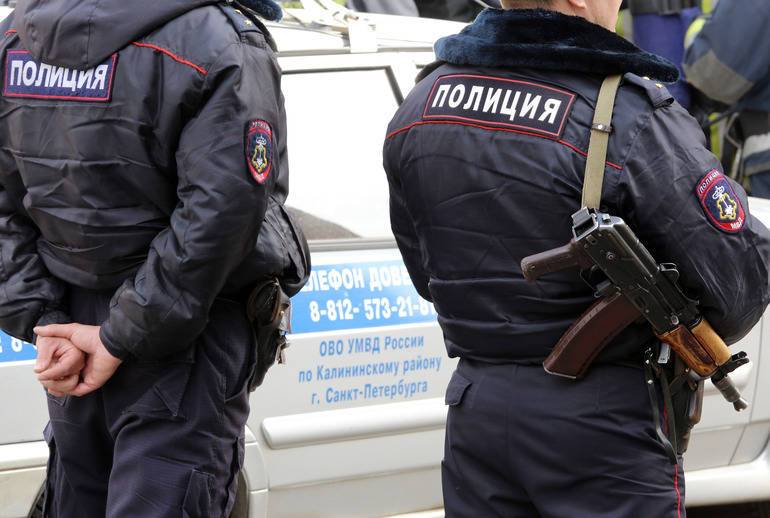 Силовики задержали пьяного бомжа на «минирование» магазина на юге Петербурга
