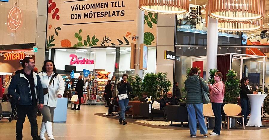 Швеция отменила карантин: люди сняли маски и не хотят возвращаться с удаленки в офисы