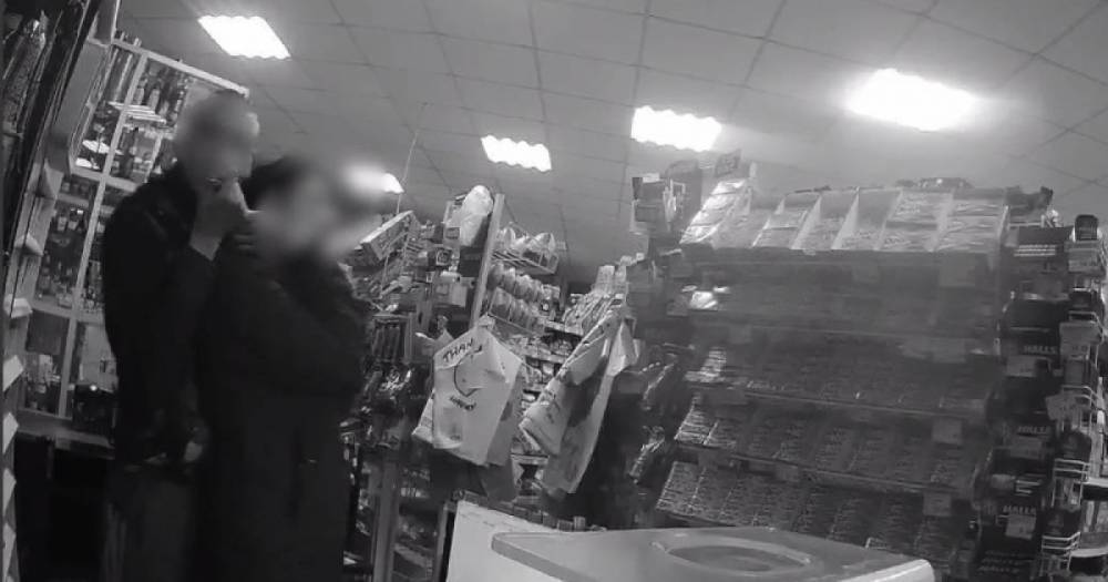 В Херсоне мужчина с ножом взял в заложники продавщицу магазина (ФОТО)