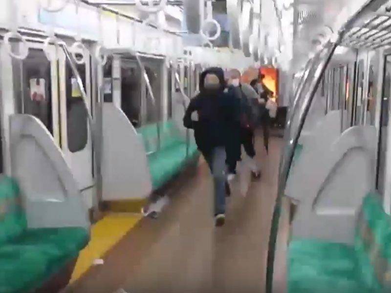 В Токио мужчина ранил ножом 15 пассажиров скоростного метро. Видео