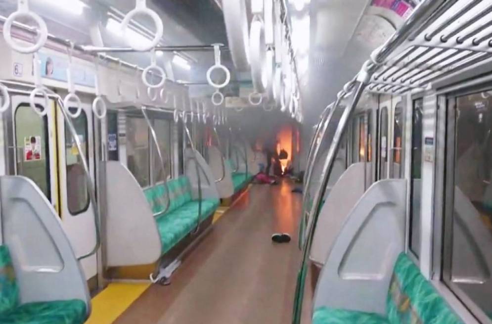 В метро Токио мужчина с ножом напал на пассажиров и устроил пожар