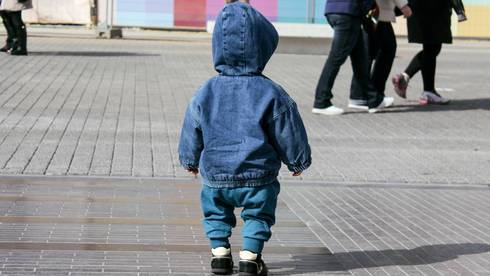 2-летние малыши ушли из яслей и без присмотра гуляли в центре Герцлии