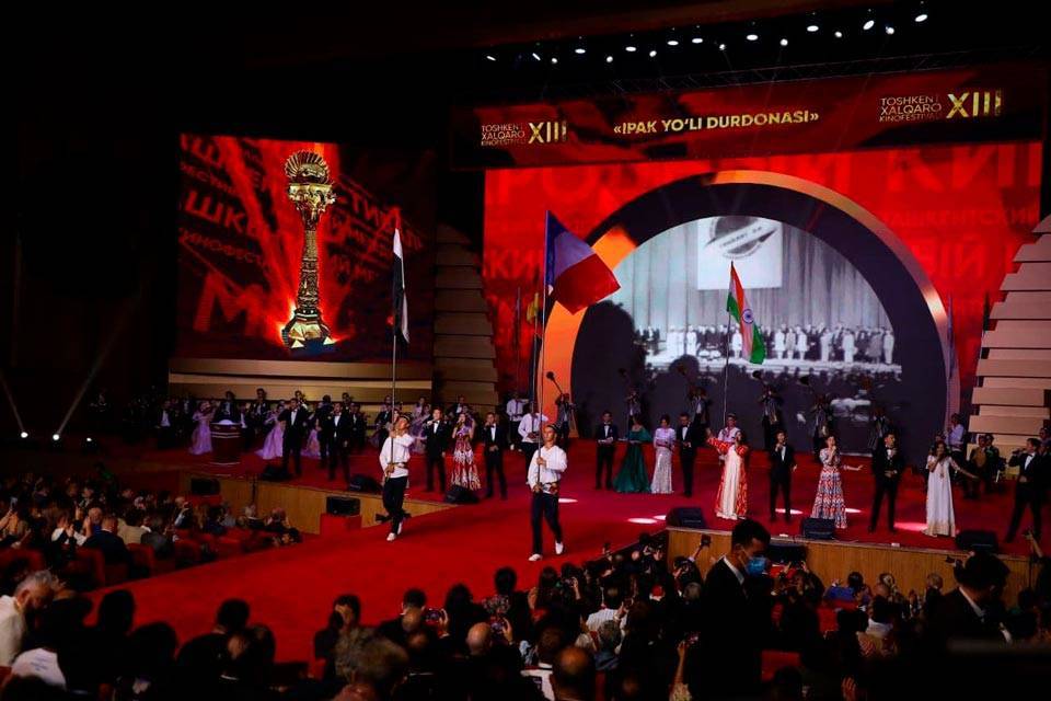 В Ташкенте вручили именные призы президента Узбекистана за вклад в мировое кино. Пять человек получили статуэтки и по 20 тысяч долларов