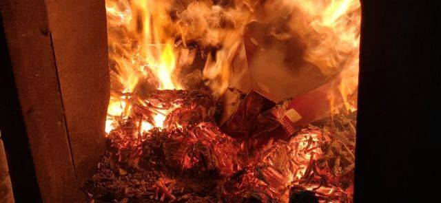 В Новокузнецке полицейские сожгли более 100 тысяч пачек сигарет