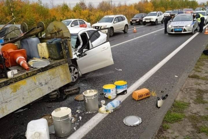 Один человек погиб в столкновении легковой и машины дорожников в Татарстане