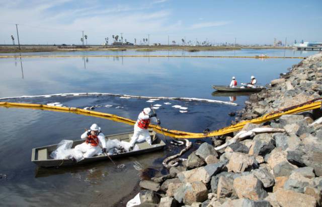 Экологическая катастрофа в Калифорнии: в воду вылилось 126 000 галлонов сырой нефти (ВИДЕО)