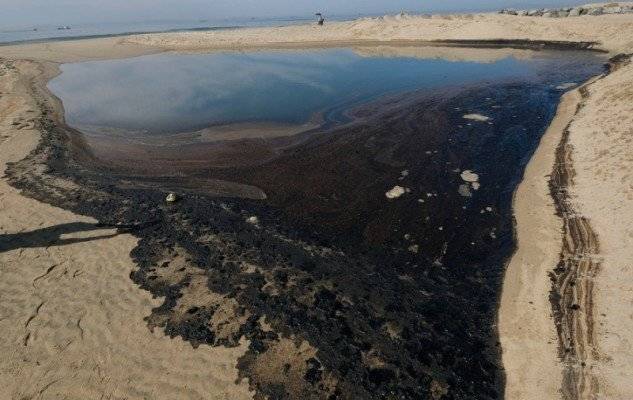 Экологическая катастрофа: в Калифорнии в океан попало более полумиллиона литров нефти (ФОТО)