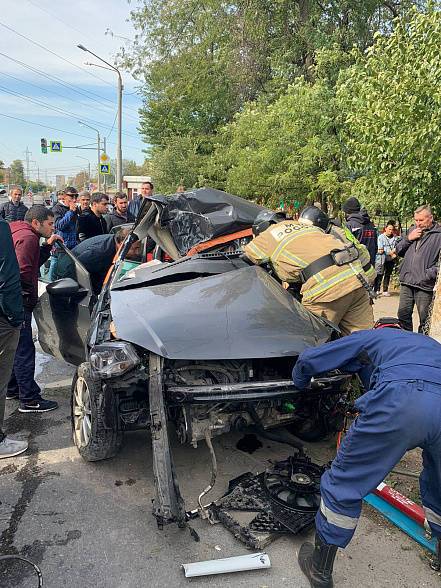 В Ростове-на-Дону 20-летний автомобилист врезался в опору ЛЭП