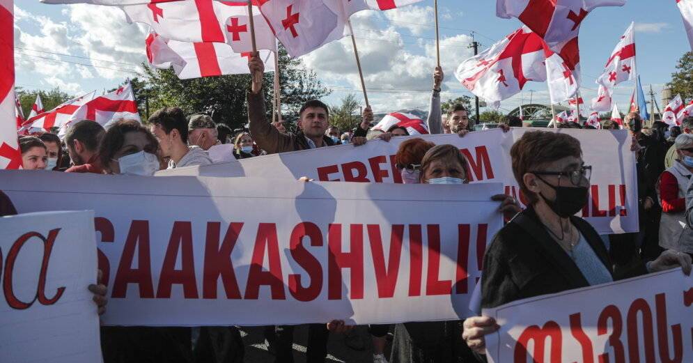 Тысячи людей у тюрьмы в Рустави требуют освобождения Саакашвили