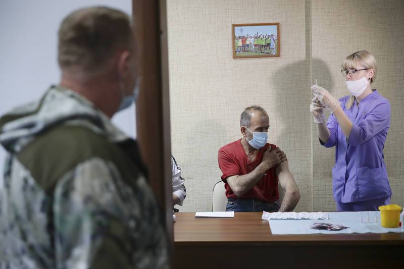 Мантуров поддержал обязательную вакцинацию работников предприятий