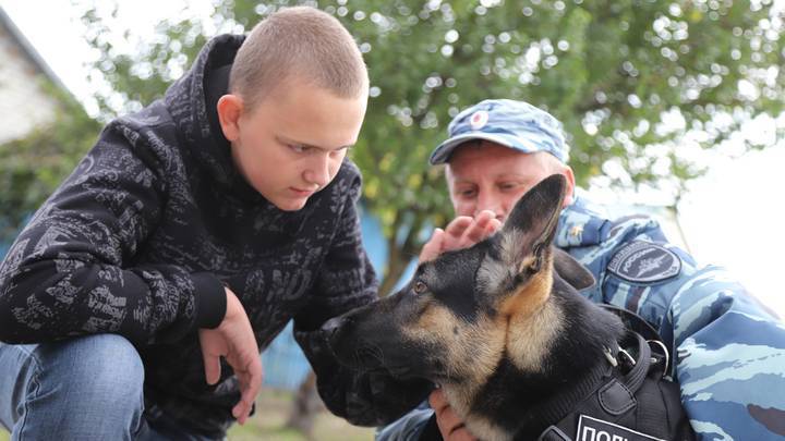 Полицейские в Белгородской области исполнили мечту мальчика, попросившего у Путина собаку