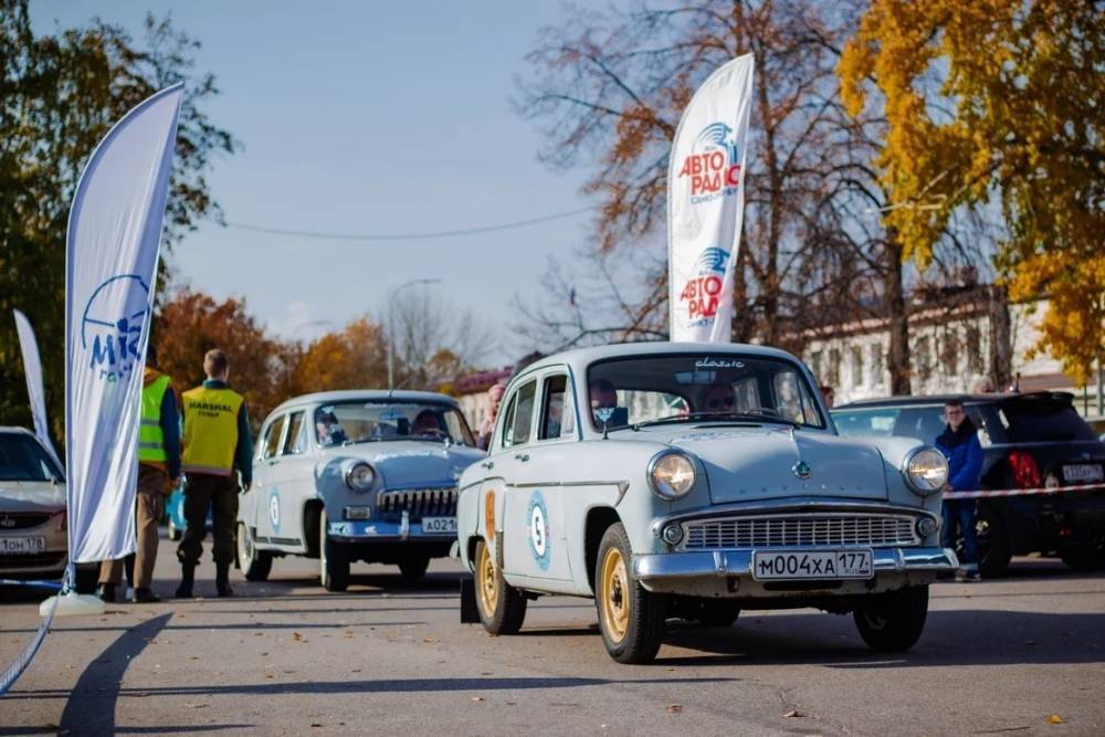 «10 озёр 2021»: энтузиасты провели ралли на ретро-автомобилях по Карельскому перешейку Ленобласти
