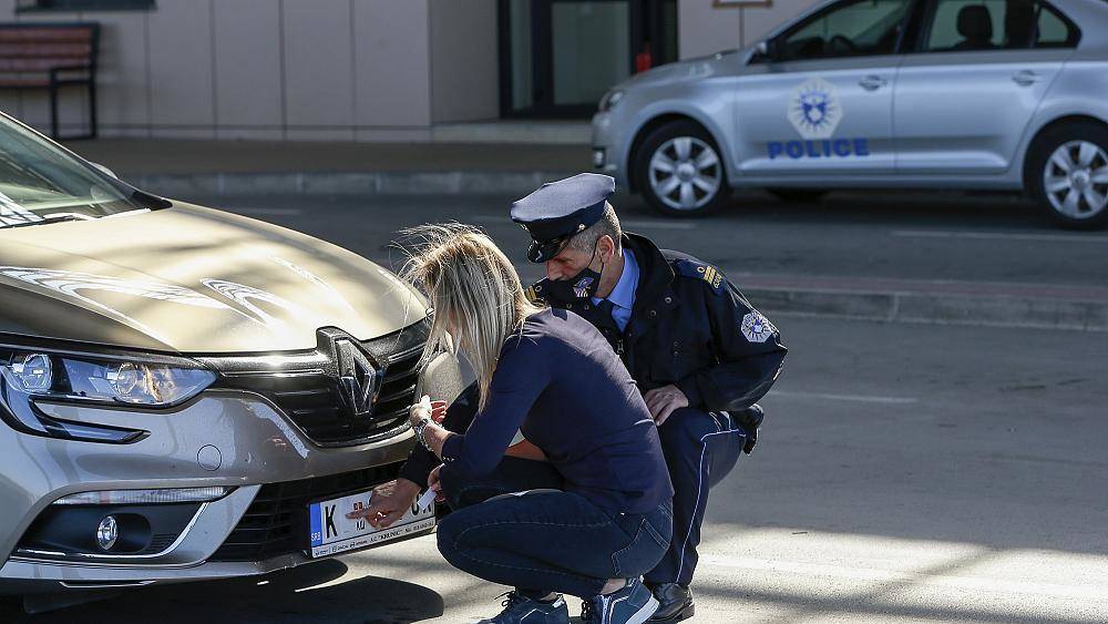За границу без герба: Сербия и Косово ввели режим наклеек для авто