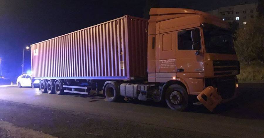 В Харькове грузовик сбил двух подростков на пешеходном переходе: ребята в тяжелом состоянии