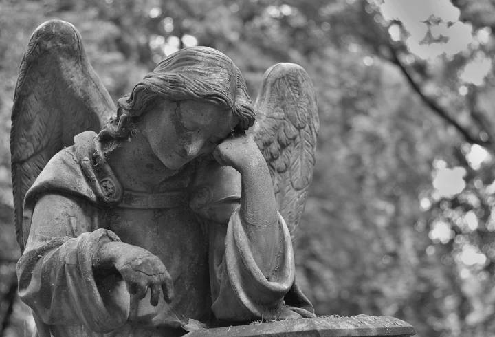 Неизвестные повредили четыре надгробия на Богословском кладбище