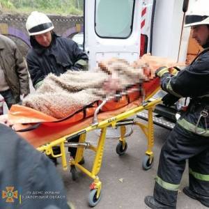 В Запорожье во время пожара в многоэтажке пострадали две женщины: одна из них скончалась в больнице. Фото