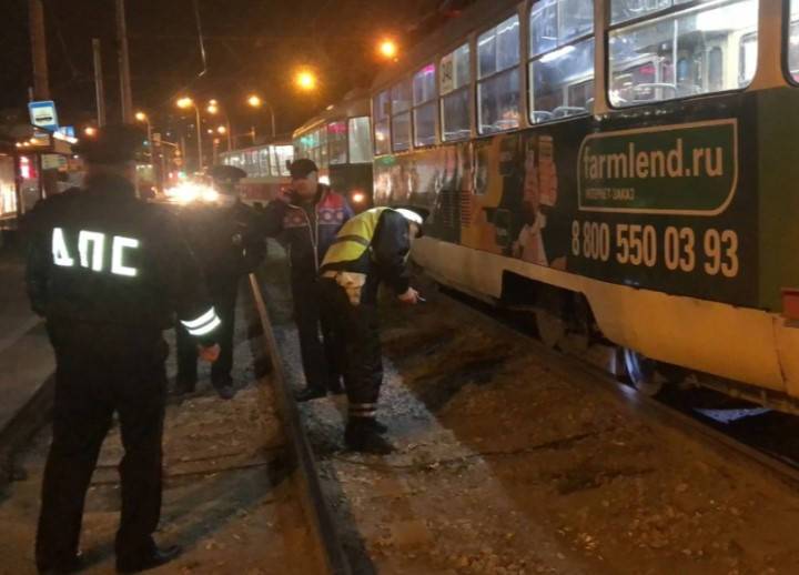 В Екатеринбурге девушка-зацепер сорвалась под колеса трамвая и погибла