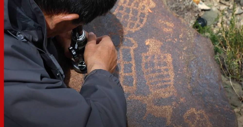 Исследователи нашли таинственные иероглифы на озере Нам-Цо в Тибете