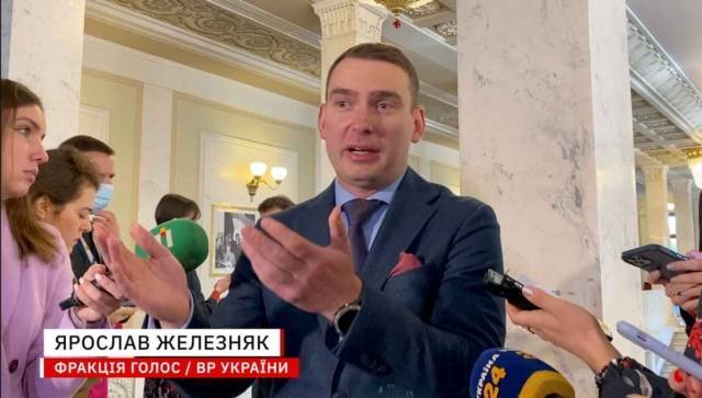 Скандал с офшорами Зеленского ставят крест на репутации президента, — Железняк (ВИДЕО)