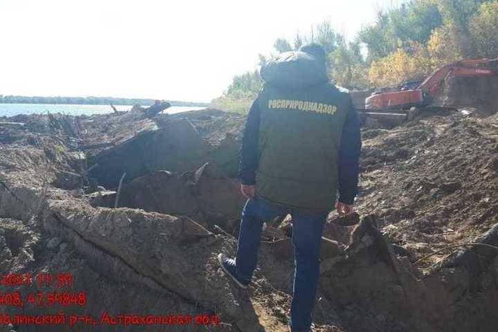 В Астраханской области в Волге обнаружено нефтяное пятно