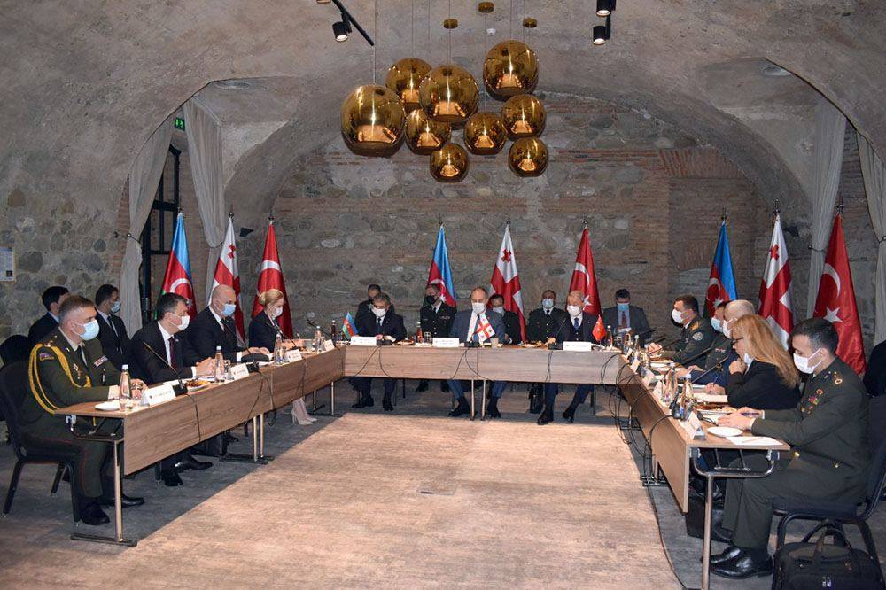 Состоялась встреча министров обороны Азербайджана, Турции и Грузии (ФОТО)