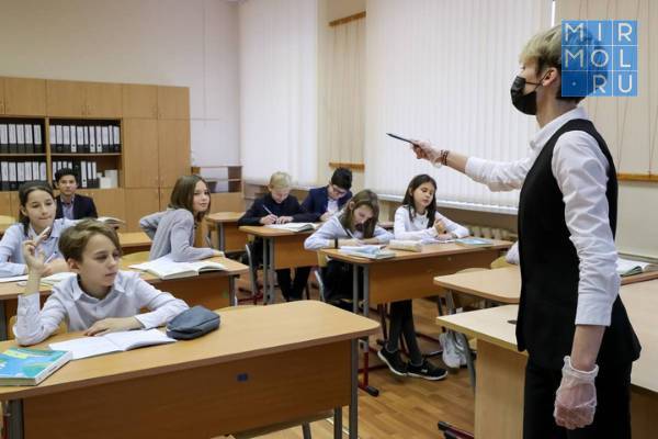 В Дагестане лучшим учителям за достижения в педагогической деятельности учреждена премия в размере 100 тысяч рублей