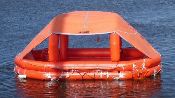На спасательном плоту не нашли членов экипажа тонущего "Фаворита"