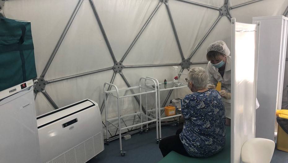 Возле "Приморской" из-за погоды закрыли шатёр для вакцинации от коронавируса