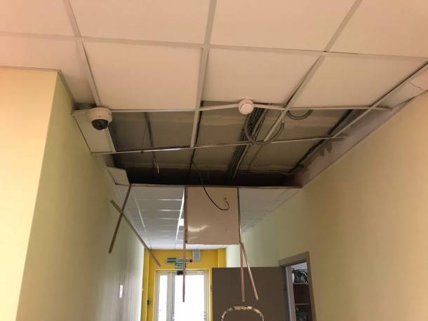 В школе Дутово после обрушения потолка вернулись к занятиям