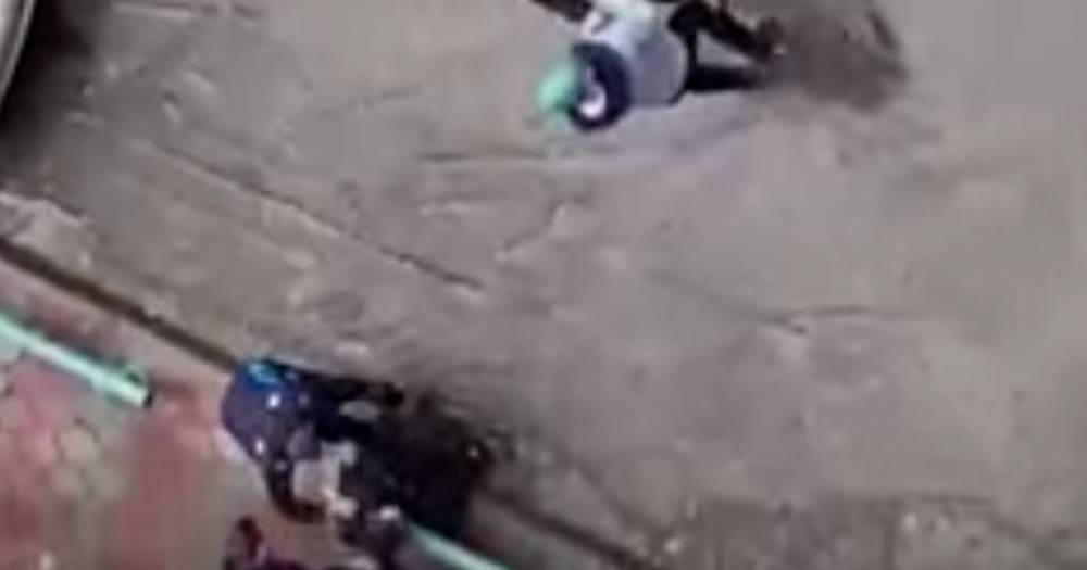 Попытка похищения человека со стрельбой в Новосибирске попала на видео