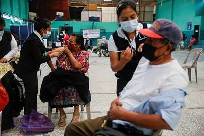 Противники вакцинации напали на медсестер в Гватемале